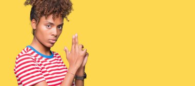 El hareketi ile sembolik silah tutan, çekim silah, kızgın yüz öldürmek oynamaya izole arka plan güzel genç Afro-Amerikan kadın