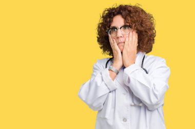 Yüz, depresyon ve üzüntü, üzgün ve sorun için tahriş kapsayan orta ager kıdemli doktor kadın izole arka plan bıktınız eller