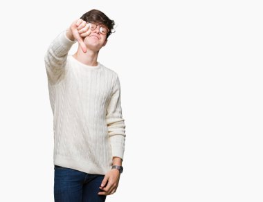 Mutsuz ve kızgın ret gösterilen ve başparmak aşağı hareketi ile negatif seyir izole arka plan üzerinde gözlük takan yakışıklı delikanlı. Kötü ifade.