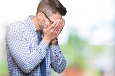 Üzgün ifade yüz eller ile ağlayarak süre kapsayan ile izole arka plan üzerinde gözlük takan genç iş adamı. Depresyon kavramı.