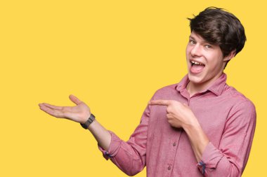 Genç yakışıklı iş adamı üzerinden hayran ve el ile sunulması ve parmak ile işaret ederken kameraya gülümseyen izole arka plan.