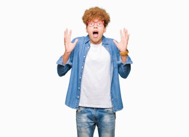 Çılgın ve silah ile başarı için hayran kutluyor gözlük takan afro saçlı yakışıklı delikanlı kaldırdı ve açık gözleri çığlık heyecanlı. Kazanan kavramı