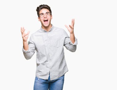 Üzerinde gözlük takan genç yakışıklı adam arka plan deli izole ve deli bağırarak ve agresif ifade ve silah kaldırdı bağırıyor. Hayal kırıklığı kavramı.