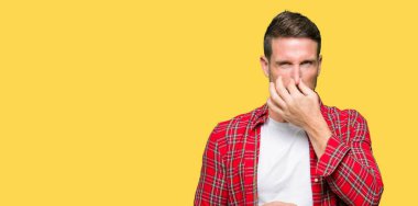 Casual gömlek bir şey pis ve iğrenç kokulu, dayanılmaz koku, holding nefes parmak ile burun üzerinde giyen yakışıklı adam. Kötü kokuyor kavramı.