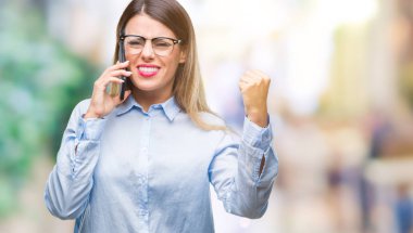Smartphone üzerinde izole kullanarak arama konuşan genç güzel iş kadını arka plan ile öfke, çılgın ve yükseltilmiş eliyle diye bağıran rahatsız ve hayal kırıklığına uğramış öfke kavramı bağırarak