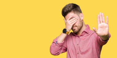 Genç yakışıklı iş casual adam kapsayan gözleri elleriniz ve üzgün dur jestle yapıyor ve korku ifadesi. Utandım ve negatif kavramı.