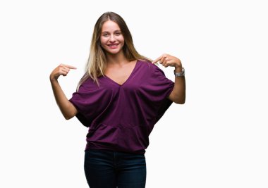 Genç güzel sarışın zarif kadının yüzünde gülümseme ile kendinden emin görünüyorsun, kendini gururlu ve mutlu parmakları ile işaret izole arka plan üzerinde.