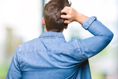 Yakışıklı delikanlı izole arka plan geriye düşünme hakkında şüphe ile baş taraftan üzerinde güneş gözlüğü takıyor