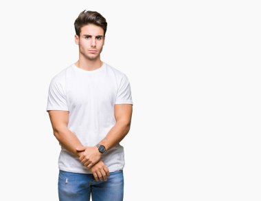 Sorunu nedeniyle izole arka plan şüpheci ve sinir, papatyanın üzgün üzerinde beyaz t-shirt giyen genç yakışıklı adam. Negatif kişi.