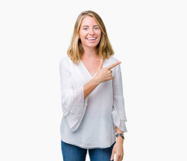 İzole arka neşeli bir gülümseme ile el ve parmak kadar yan yüzünde mutlu ve doğal ifade ile işaret yüz güzel genç zarif kadın