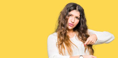 Acele saat, sabırsızlık, üzgün izlemek için işaretleme ve son tarih gecikme için kızgın beyaz kazak giyen genç güzel kadın