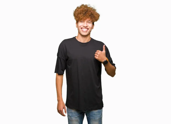 Homem Bonito Jovem Com Cabelo Afro Vestindo Shirt Preta Fazendo — Fotografia de Stock