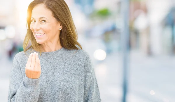 Hermosa Mujer Mediana Edad Con Suéter Invierno Sobre Fondo Aislado — Foto de Stock