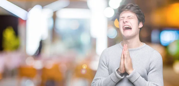 Joven Hombre Guapo Con Suéter Invierno Sobre Fondo Aislado Mendigando —  Fotos de Stock