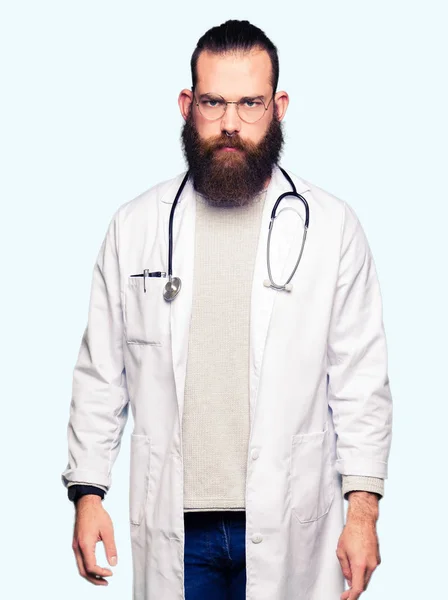 懐疑的を身に着けているひげを持つ若いブロンドの医者の男と神経質に しかめは問題のために動揺した 否定的な人 — ストック写真
