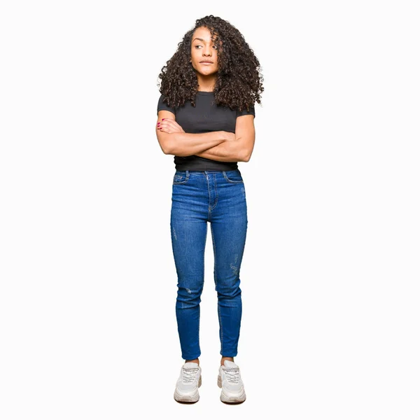 Jovem Mulher Bonita Com Cabelo Encaracolado Sorrindo Lado Olhando Olhando — Fotografia de Stock