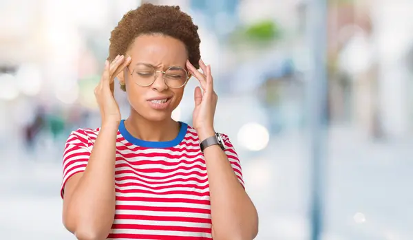 Belle Jeune Femme Afro Américaine Portant Des Lunettes Sur Fond — Photo