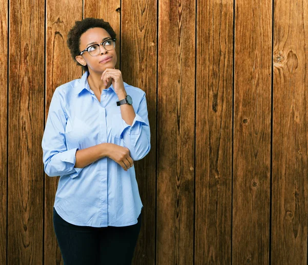 Jonge Mooie Afro Amerikaanse Zakelijke Vrouw Geïsoleerde Achtergrond Met Hand — Stockfoto