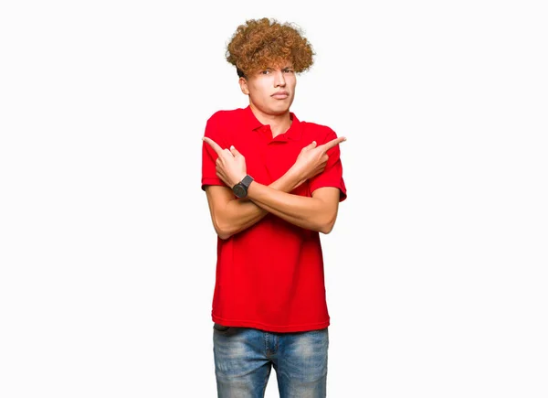 Jonge Knappe Man Met Afro Haar Dragen Rode Shirt Pointing — Stockfoto