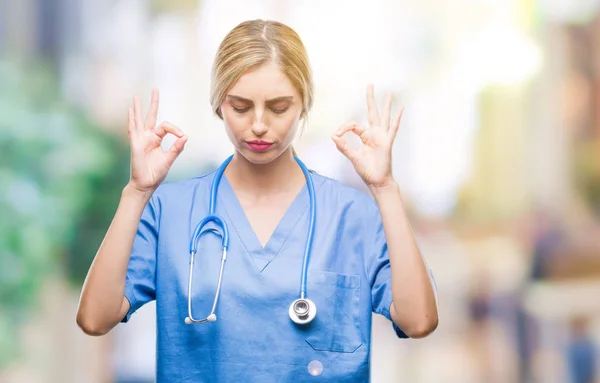 Joven Hermosa Doctora Rubia Cirujana Enfermera Mujer Sobre Fondo Aislado — Foto de Stock