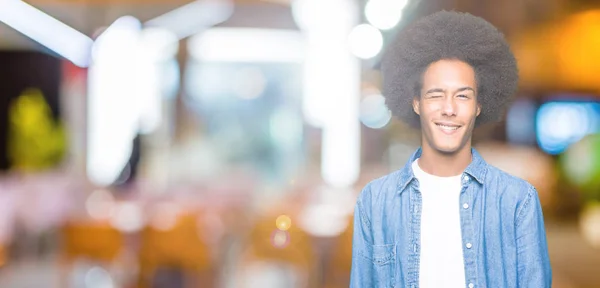 Νεαρός Αφρικανική Αμερικανική Άνθρωπος Αφρο Μαλλιά Winking Κοιτάζοντας Την Κάμερα — Φωτογραφία Αρχείου