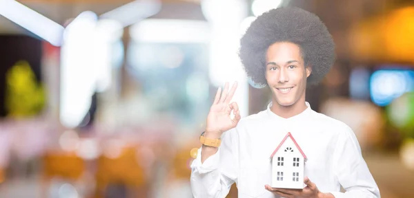 Jonge Afro Amerikaanse Man Met Afro Haar Bedrijf House Doen — Stockfoto