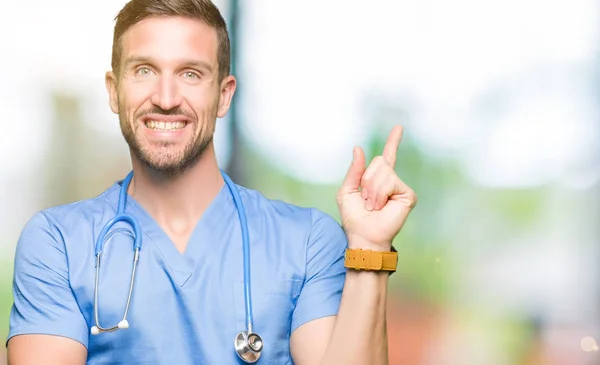 Knappe Dokter Man Medische Uniform Dragen Geïsoleerde Achtergrond Met Een — Stockfoto