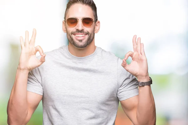 Joven Hombre Guapo Con Gafas Sol Sobre Fondo Aislado Relajarse —  Fotos de Stock