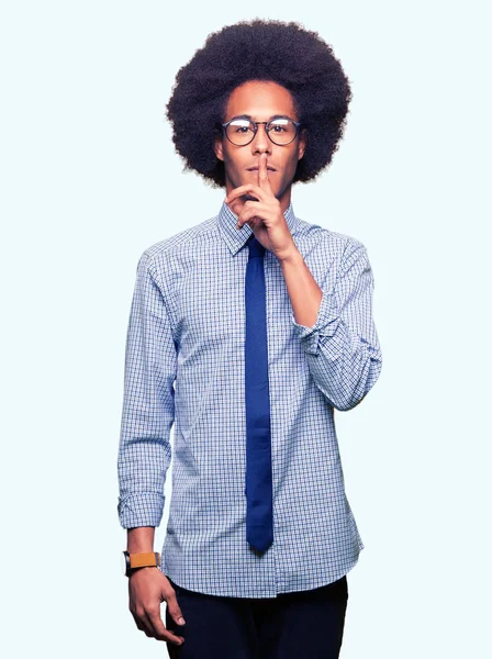 Jovem Empresário Afro Americano Com Cabelo Afro Vestindo Óculos Pedindo — Fotografia de Stock