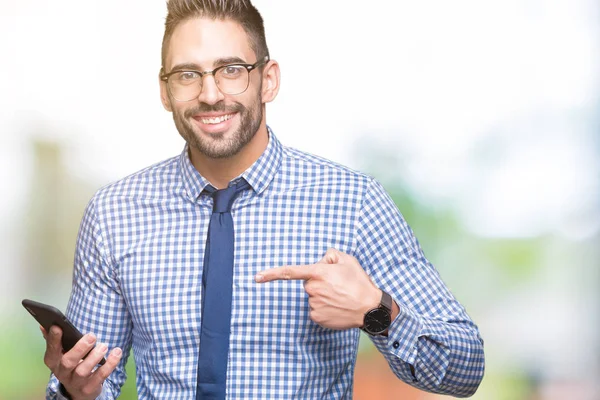 Joven Hombre Negocios Usando Teléfono Inteligente Sobre Fondo Aislado Muy — Foto de Stock