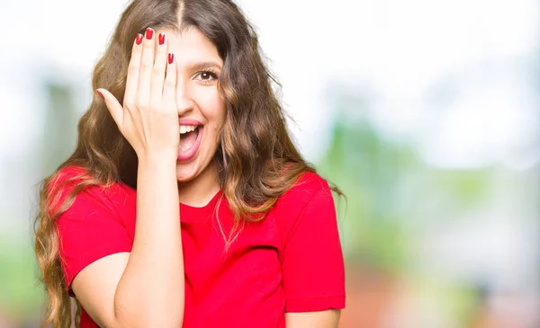 Junge Schöne Frau Lässigem Shirt Das Ein Auge Mit Einer — Stockfoto