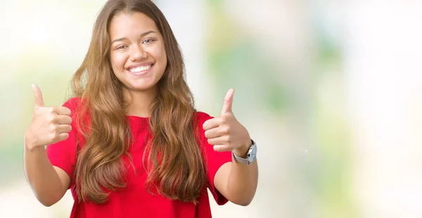 Joven Hermosa Morena Vistiendo Camiseta Roja Sobre Fondo Aislado Signo —  Fotos de Stock