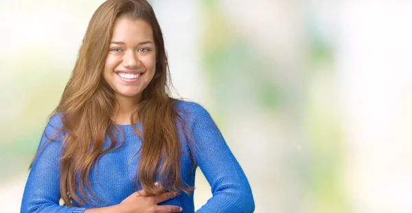 Joven Hermosa Morena Con Suéter Azul Sobre Fondo Aislado Sonriendo —  Fotos de Stock