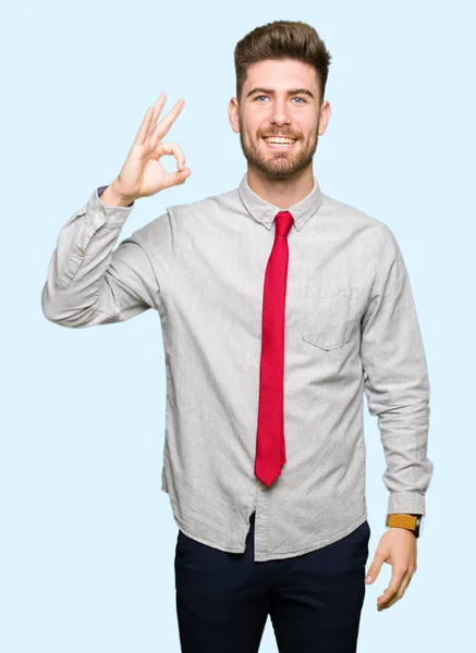Joven Hombre Negocios Guapo Sonriendo Positiva Haciendo Signo Con Mano —  Fotos de Stock