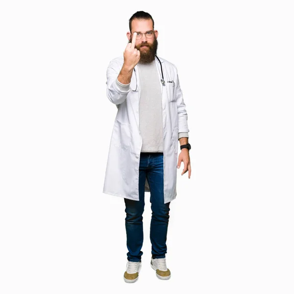 Jeune Homme Blond Médecin Avec Barbe Vêtu Manteau Médical Affichage — Photo