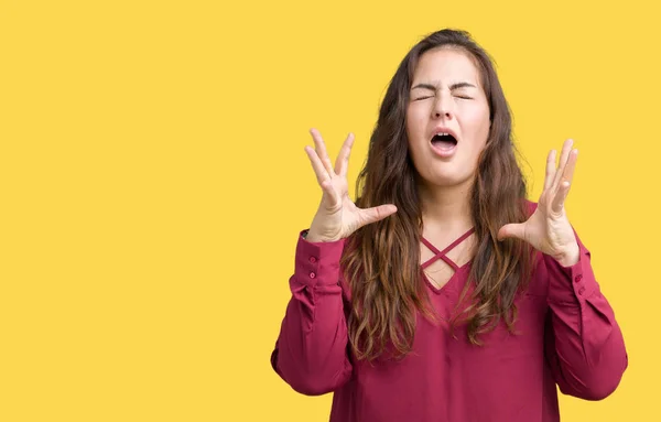 美丽加上大小的年轻女子在孤立的背景庆祝疯狂和疯狂的成功与手臂抬起和闭上的眼睛尖叫兴奋 优胜者概念 — 图库照片