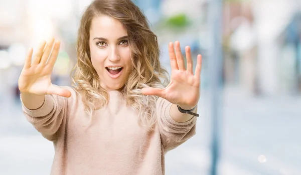 Bella Giovane Donna Bionda Che Indossa Felpa Sfondo Isolato Spaventata — Foto Stock