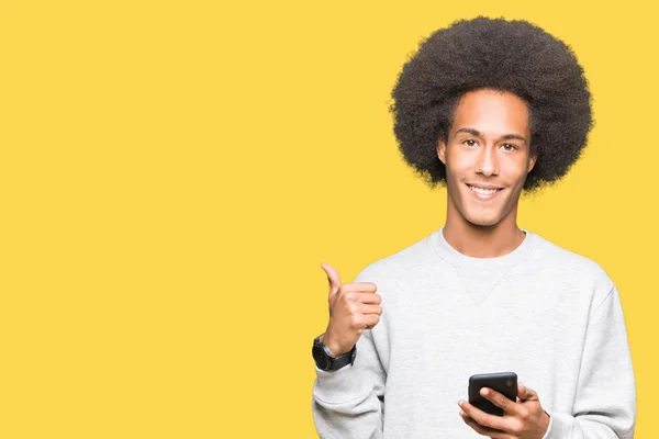 Jonge Afro Amerikaanse Man Met Afro Haar Met Behulp Van — Stockfoto