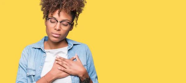 Bella Giovane Donna Afroamericana Che Indossa Occhiali Sfondo Isolato Sorridendo — Foto Stock