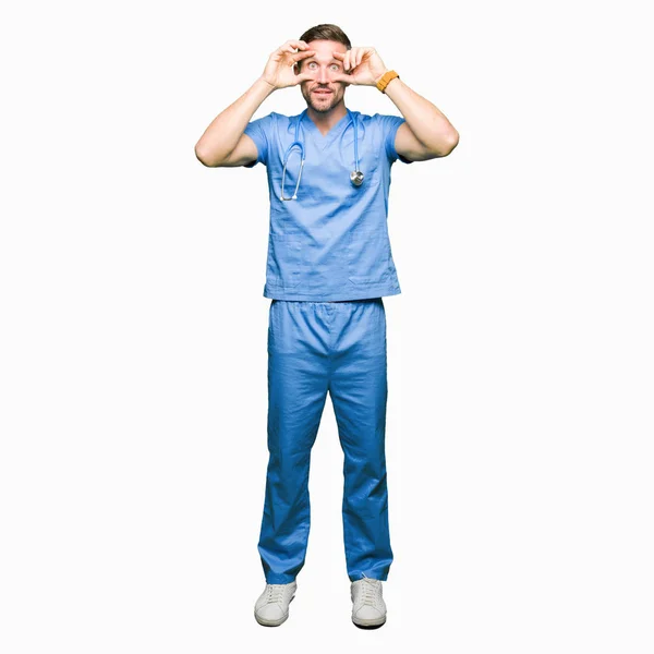 Muž Pohledný Doktor Lékařských Uniformě Izolované Pozadí Snaží Otevřít Oči — Stock fotografie