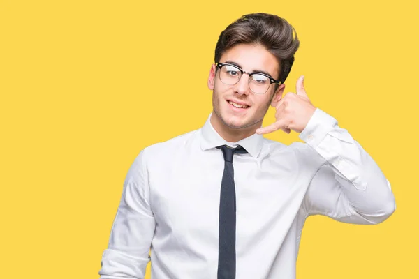 Joven Hombre Negocios Con Gafas Sobre Fondo Aislado Sonriendo Haciendo —  Fotos de Stock