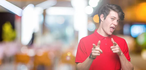 Jonge Knappe Man Met Rode Shirt Geïsoleerde Achtergrond Wijzen Vingers — Stockfoto