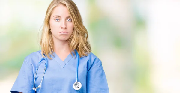 Bela Jovem Médica Vestindo Uniforme Médico Sobre Fundo Isolado Deprimido — Fotografia de Stock