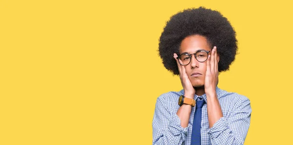 Jovem Homem Negócios Afro Americano Com Cabelo Afro Usando Óculos — Fotografia de Stock