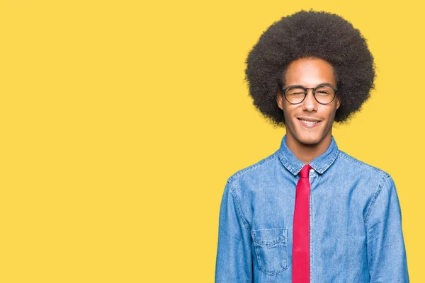 Fiatal Afro Amerikai Üzletember Szemüveges Piros Afro Haj Nyakkendő Hunyorítva — Stock Fotó