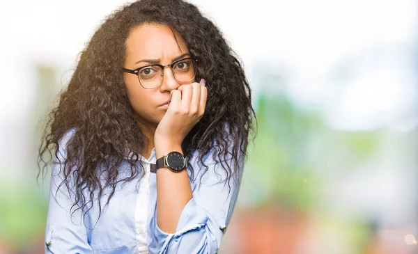 Menina Negócios Bonita Nova Com Cabelo Encaracolado Usando Óculos Olhando — Fotografia de Stock