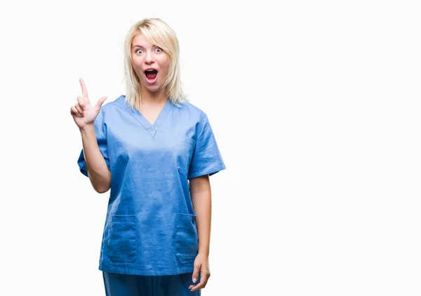 Νέοι Όμορφη Ξανθιά Νοσοκόμα Γιατρός Γυναίκα Πέρα Από Απομονωμένο Υπόβαθρο — Φωτογραφία Αρχείου