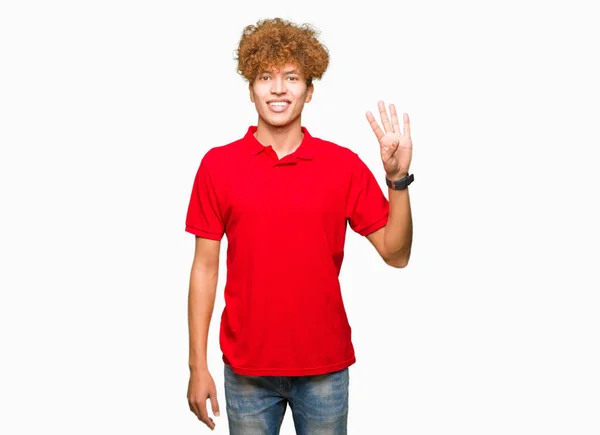 잘생긴 헤어스타일 손가락으로 가리키는 빨간색 티셔츠를 자신감과 — 스톡 사진