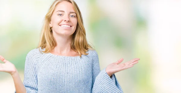 Hermosa Mujer Joven Con Suéter Azul Sobre Fondo Aislado Sonriendo —  Fotos de Stock