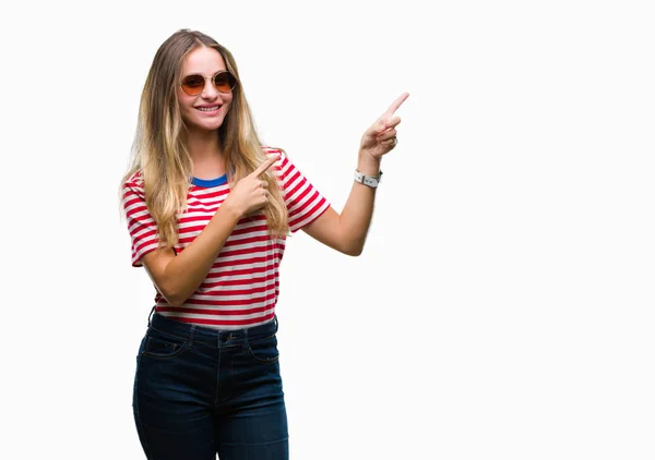 Jovem Mulher Loira Bonita Usando Óculos Sol Sobre Fundo Isolado — Fotografia de Stock